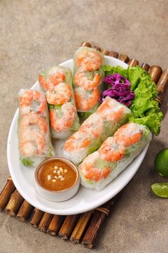 Gỏi cuốn, Vietnamese spring rolls, summer spring rolls, or salad spring rolls, a traditional dish in Vietnamese cuisine consisting of chicken, shrimp, vegetables, b&uacute;n, and other ingredients wrapped in