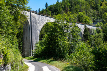 Viaduc passant sur une route