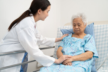 Obraz premium Asian doctor checking and treat elderly woman patient health in hospital.