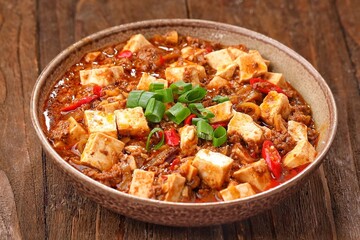 Mapo Tofu or Mapo Doufu is a typical Sichuan dish that is famous for its combination of soft tofu, minced meat and typical spicy spices such as doubanjiang and Sichuan pepper