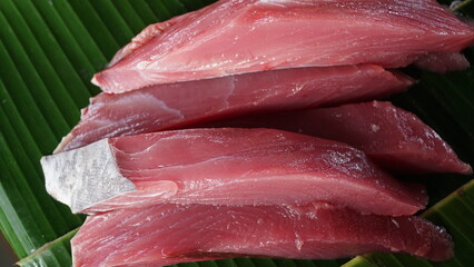 Tuna is a type of sea fish that has high nutritional value and is popular with the public because...