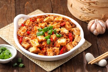 Mapo Tofu or Mapo Doufu is a typical Sichuan dish that is famous for its combination of soft tofu, minced meat and typical spicy spices such as doubanjiang and Sichuan pepper