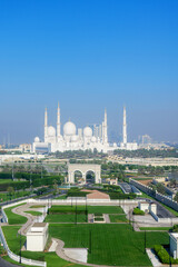 Obraz premium aerial view of Sheikh Zayed Grand Mosque in Abu Dhabi. Stunning Islamic architecture, symbol of spirituality, culture, and UAE elegance