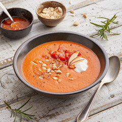 Paprikasuppe mit Rhabarber