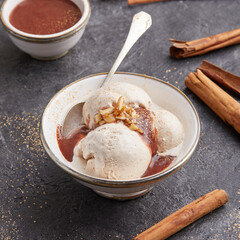 Kokos-Eiscreme mit Zimt