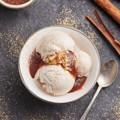 Kokos-Eiscreme mit Zimt