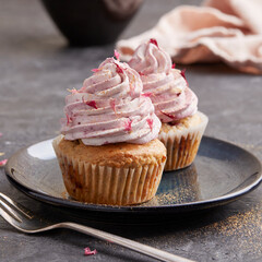 Cupcake mit Brombeeren