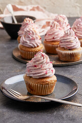 Cupcake mit Brombeeren