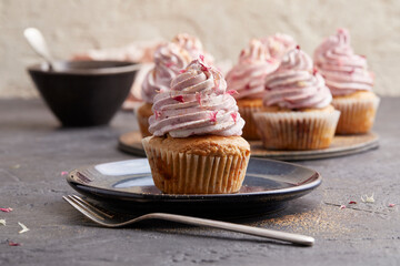 Cupcake mit Brombeeren