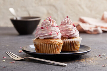Cupcake mit Brombeeren