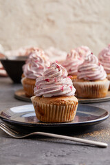 Cupcake mit Brombeeren