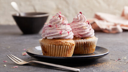 Cupcake mit Brombeeren