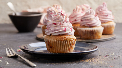 Cupcake mit Brombeeren