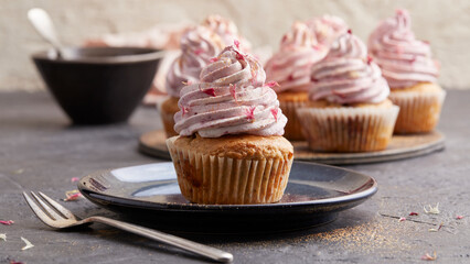 Cupcake mit Brombeeren