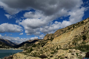 Montagnes et nuages blancs, ciel bleu.