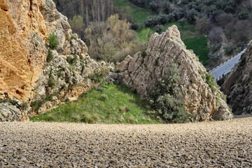 Rocher et plaine triangulaire.