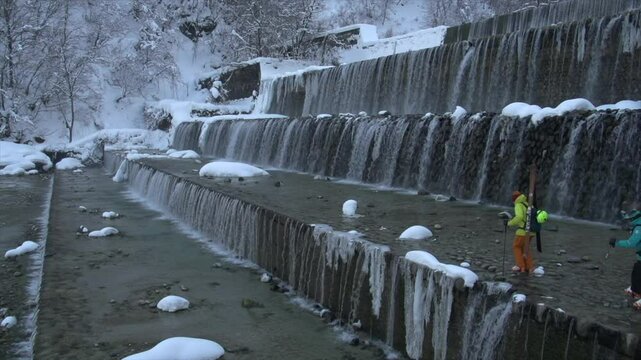 DTravers&eacute; d'un skieur barrage d'eau au japon