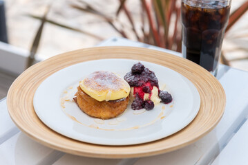 パンケーキとベリーが乗ったアイスクリーム