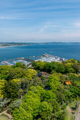 Fototapeta premium 江の島シーキャンドル展望台からの眺め、江の島ヨットハーバー、湘南の海岸線、俯瞰、鳥瞰