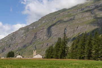 église dans une vallée alpine, l'église Saint Jean Baptiste à Bessans en haute Maurienne en Savoie en été