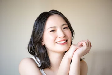 Wanddecoratie Schoonheidssalon 使いやすい素肌感が美しい若い女性の美容やビューティーイメージクローズアップ　ベージュや黄色背景  © kapinon