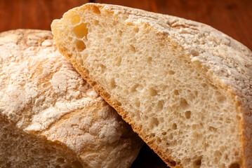 Pagnotta fresca affettata, pane italiano 