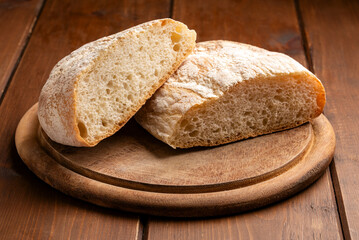 Pagnotta fresca affettata, pane italiano 