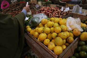 fresh big lemons for sale. benefits of fresh lemons. vitamin c in lemons.
