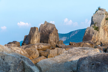 青空に映える橋杭岩の岩礁