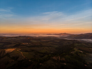 Vista aérea do amanhecer com as montanhas