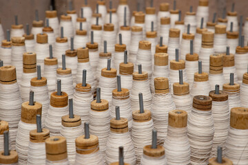 un plateau de bobine de filature  &agrave; la main au burkina faso