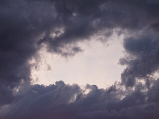 Ciel nuageux. Nuages encadrant le ciel