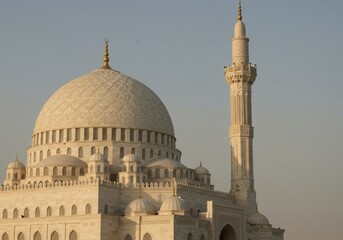 Obraz premium Majestic mosque with minaret isolated on white background. use for architecture, landmarks.