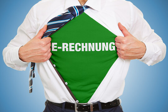 Geschäftsmann zeigt Schriftzug E-Rechnung unter seinem Hemd