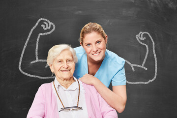 Pflegehilfe und Senior vor Tafel mit Muskel Armen als Pflege Konzept