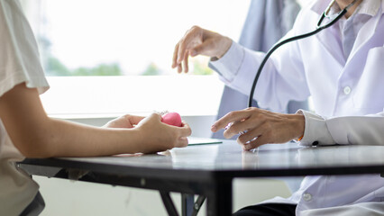 A woman went to see cardiologist and heart doctor after experiencing pain in her left chest to check. woman felt an abnormality in her left chest so she went to see a cardiologist and a chest doctor.