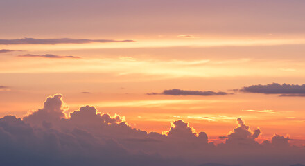 Obraz premium Dramatic Sunset Sky with Golden Hues and Cumulus Cloudscape