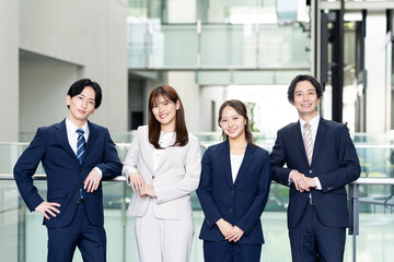 オフィスで働く若いビジネスマン　撮影協力:スカパー東京メディアセンター