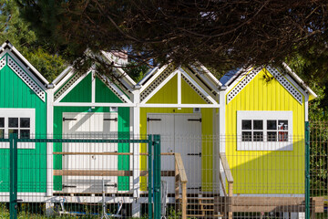 Obraz premium Colorful beach huts at albufeira lagoon in sesimbra, portugal