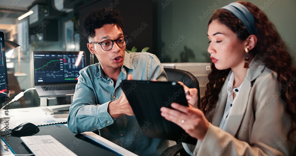 Aufkleber people, talking and tablet for trading in office of statistics review, finance charts and stock mark
