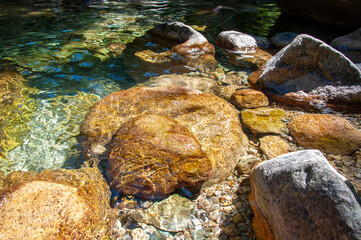 Pierre et rocher dans l'eau clair