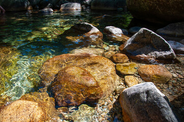 Pierre et rocher dans l'eau clair