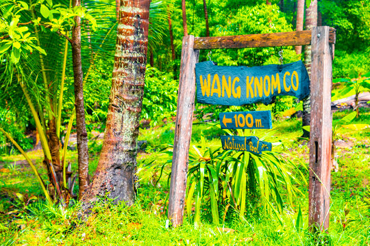 Direction sign natural pool Wang Knom Co Koh Samui Thailand.