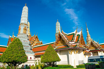 Fototapeta premium Temple of emerald buddha with blue sky cloud travel sightseeing in Bangkok