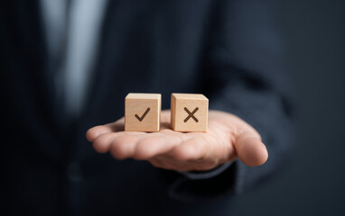 After careful consideration, business people make a choice between right and wrong, reflecting the choices made by enterprises in difficult situations
