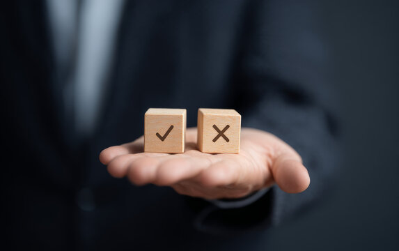 After careful consideration, business people make a choice between right and wrong, reflecting the choices made by enterprises in difficult situations
