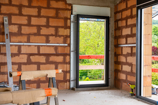 Vue de l&rsquo;int&eacute;rieur d&rsquo;une maison en construction. 