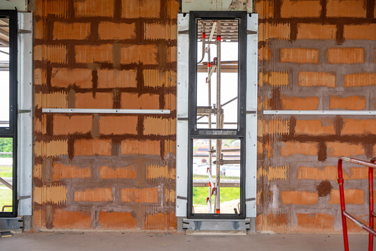 Vue de l&rsquo;int&eacute;rieur d&rsquo;une maison en construction. 
