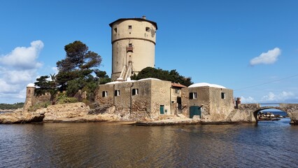 Isola del Giglio, Toscana, Italia, 
La torre sulla spiaggia di Campese