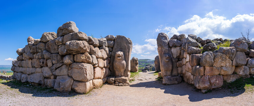 Fototapeta Lion gate of Hattusa ruins, capital of the Hittite Empire from Bronze Age near modern Boğazkale, Turkey, Asia Minor. Hattusa is UNESCO world heritage site